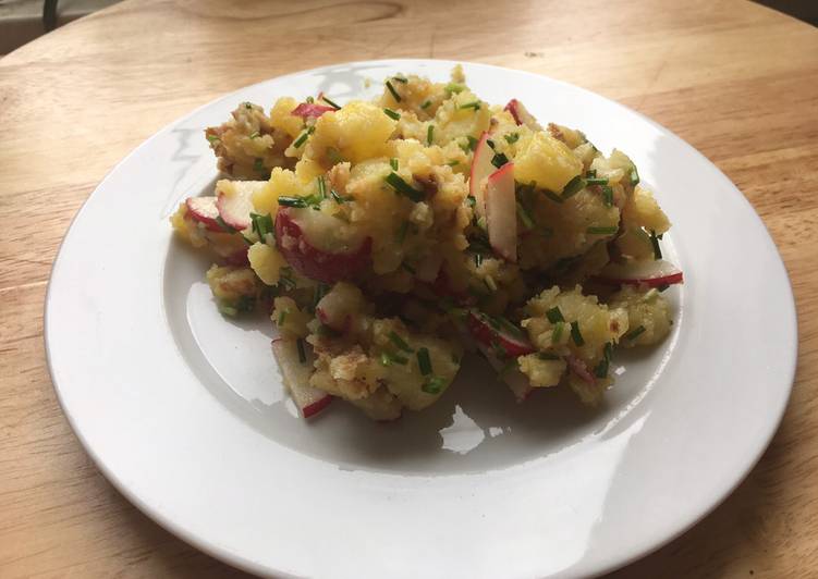 Bratkartoffelsalat mit Radieschen und Schnittlauch