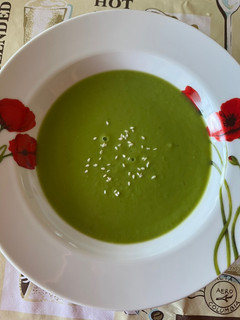 A picture of Creamy pea mint soup.