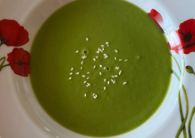 Creamy pea mint soup