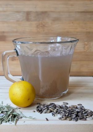 Una foto de Infusión de cardo mariano con romero y limón 🫖