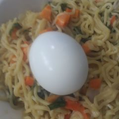 A picture of Noddles with veggies and egg.