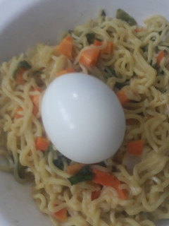 A picture of Noddles with veggies and egg.