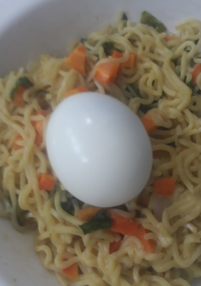 A picture of Noddles with veggies and egg.