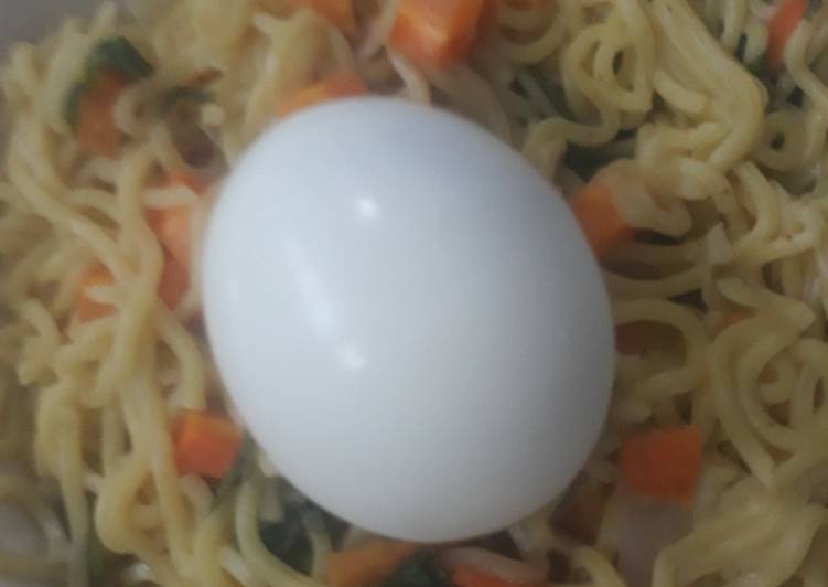 Noddles with veggies and egg