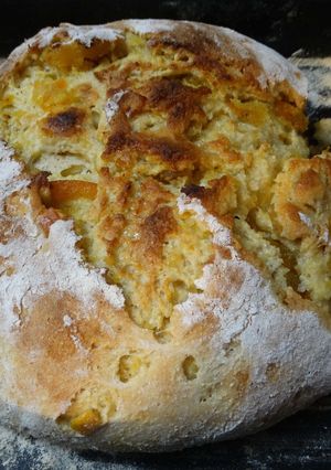 Una foto de Pan de naranja con cáscaras de frutas