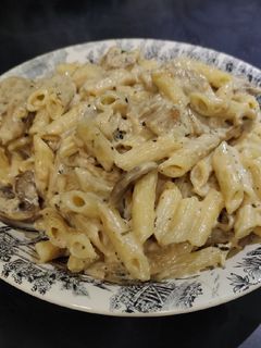 Una foto de Macarrones con salsa alfredo vegana 🌱