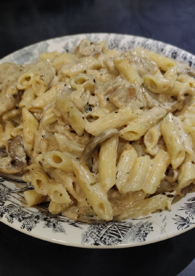 Una foto de Macarrones con salsa alfredo vegana 🌱