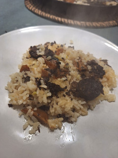 Una foto de Arroz con butifarra negra y níscalos (rovellons)