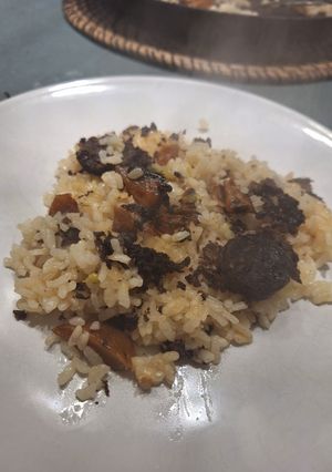 Una foto de Arroz con butifarra negra y níscalos (rovellons)