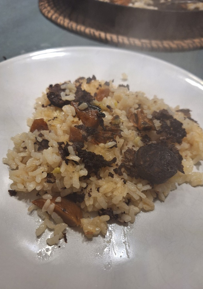 Una foto de Arroz con butifarra negra y níscalos (rovellons)