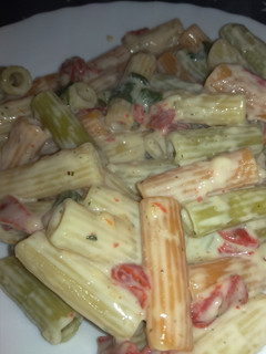 Una foto de Pasta con pimientos y espinacas 🍴