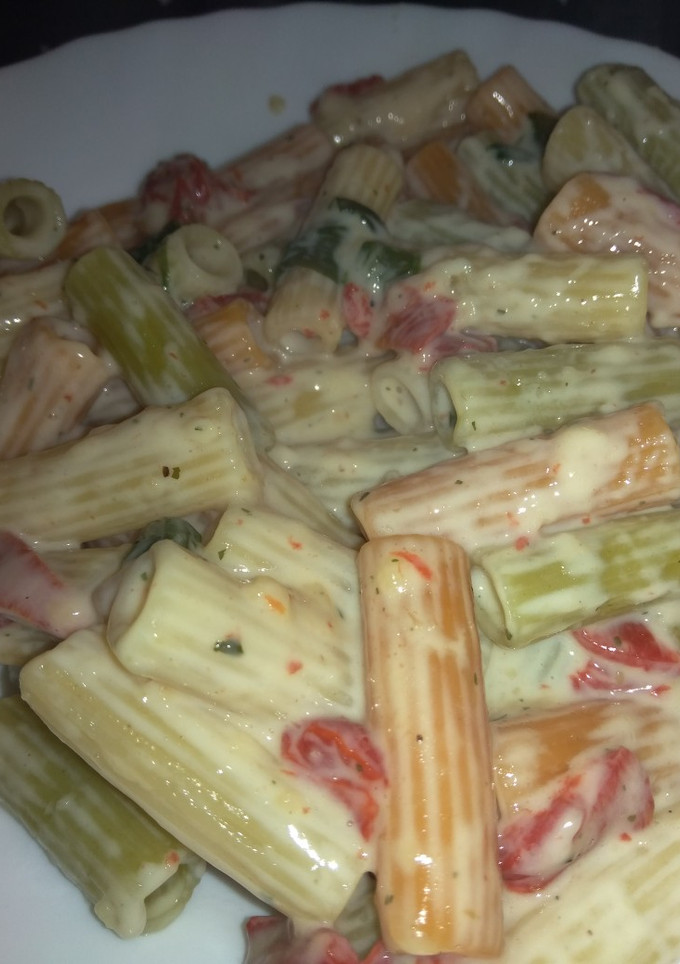 Una foto de Pasta con pimientos y espinacas 🍴