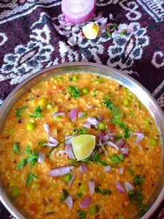 वेजिटेबल ओट्स मसाला खिचड़ी (Vegetable oats masala khichdi recipe in hindi) रेसिपी मुख्य फोटो