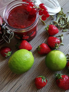 Une photo de Confiture fraise🍓 citron vert verveine