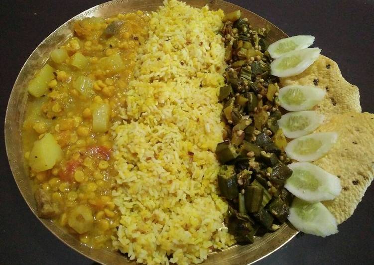 Veg thali..khichidi, dalma, okar fry, salad, papad