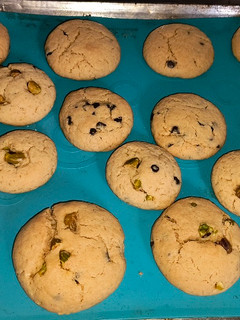 Una foto de Crumbl cookies con chips y pistachos