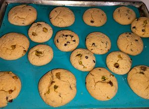 Una foto de Crumbl cookies con chips y pistachos