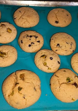 Una foto de Crumbl cookies con chips y pistachos
