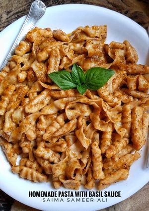 A picture of Homemade pasta with basil sauce.