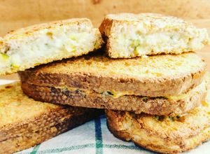 Foto di Carrozzine con pane bianco, stracchino e zucchine