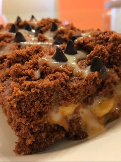 Una foto de Budín de chocolate al microondas relleno con dulce de leche, banana, y queso crema