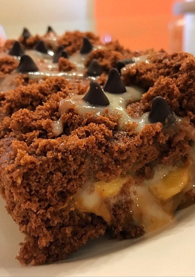 Una foto de Budín de chocolate al microondas relleno con dulce de leche, banana, y queso crema