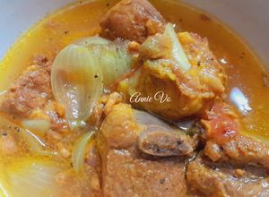 Hình của món Sườn sụn heo hầm cà chua.