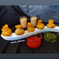 A picture of Paneer potli (paneer samosa).
