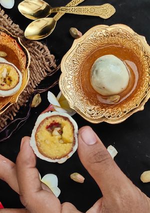 મેંગો ગુલાબજાંબુ સ્ત્ફદ રસગુલ્લા  (Mango Gulab jambu stuffed rasgulla Recipe in Gujarati) રેસીપી મુખ્ય ફોટો