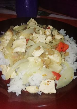 Una foto de Salteado de pollo y lentejas