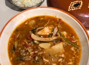 Una foto de Sopa de Pollo Asado, Tomate y Cebada