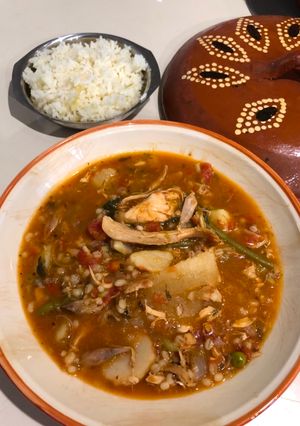 Una foto de Sopa de Pollo Asado, Tomate y Cebada