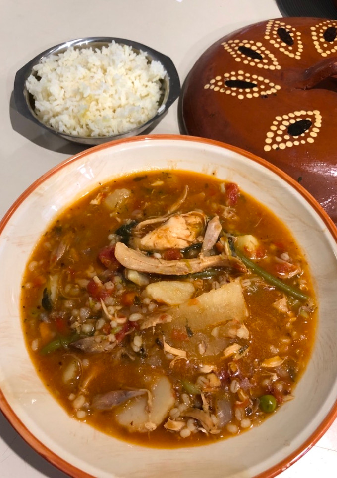 Una foto de Sopa de Pollo Asado, Tomate y Cebada