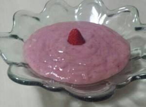 Mousse de iogurte natural com geleia de morango e champagne