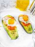 Aguacate relleno de salmón, queso crema y huevos de codorniz