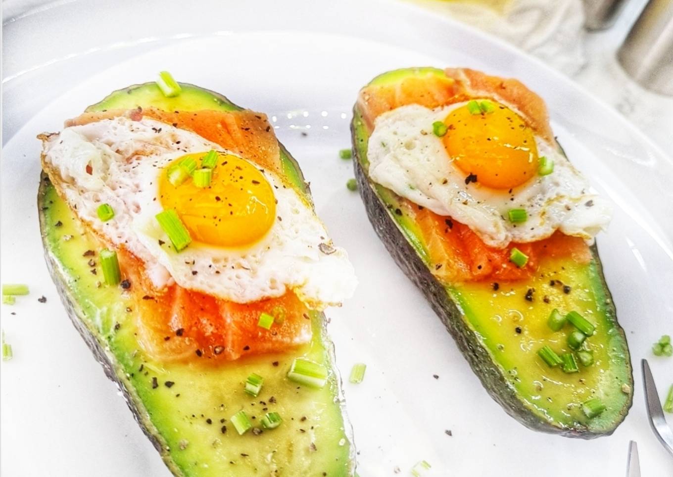 Aguacate relleno de salmón, queso crema y huevos de codorniz