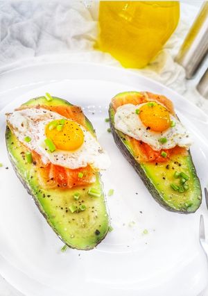 Una foto de Aguacate relleno de salmón, queso crema y huevos de codorniz