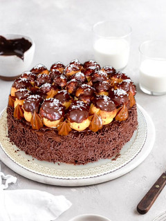 Foto di Torta Profitterol con Crema Brasiliana al Cioccolato (Brigadeiro) e Dulce de Leche