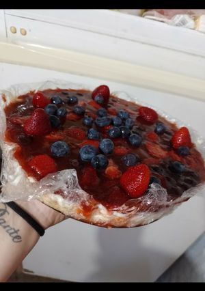 Una foto de Cheesecake de frutillas y arándanos