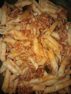 Una foto de Macarrones con pisto y carne