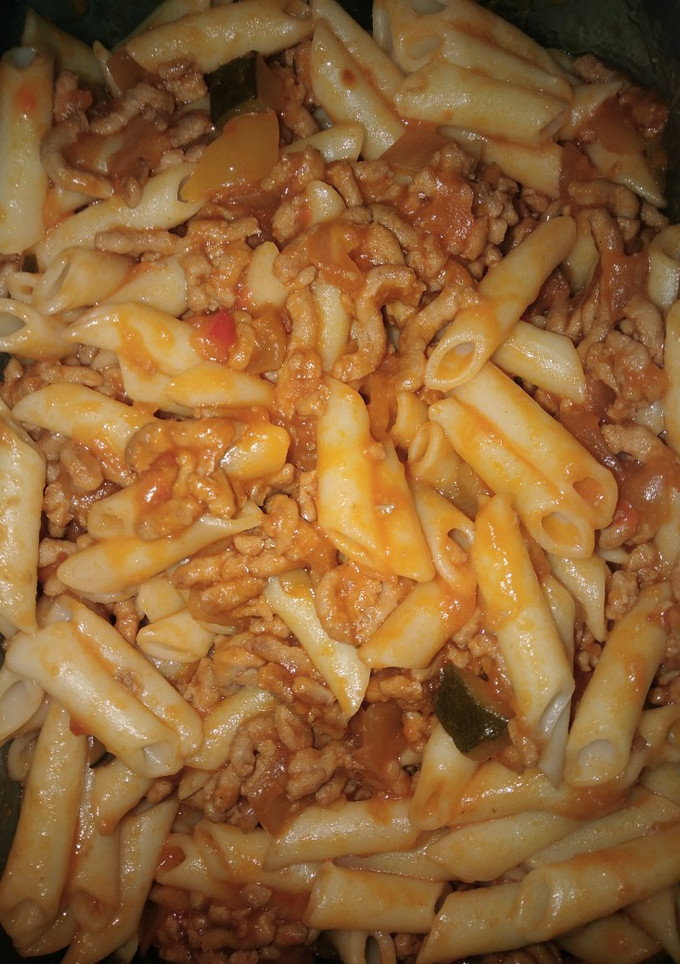 Una foto de Macarrones con pisto y carne
