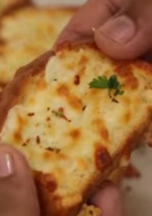 ગાર્લીક બ્રેડ(Garlic Bread Recipe In Gujarati) રેસીપી મુખ્ય ફોટો