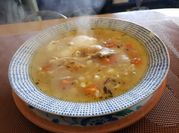 Una foto de sopa de fideo con cilantro