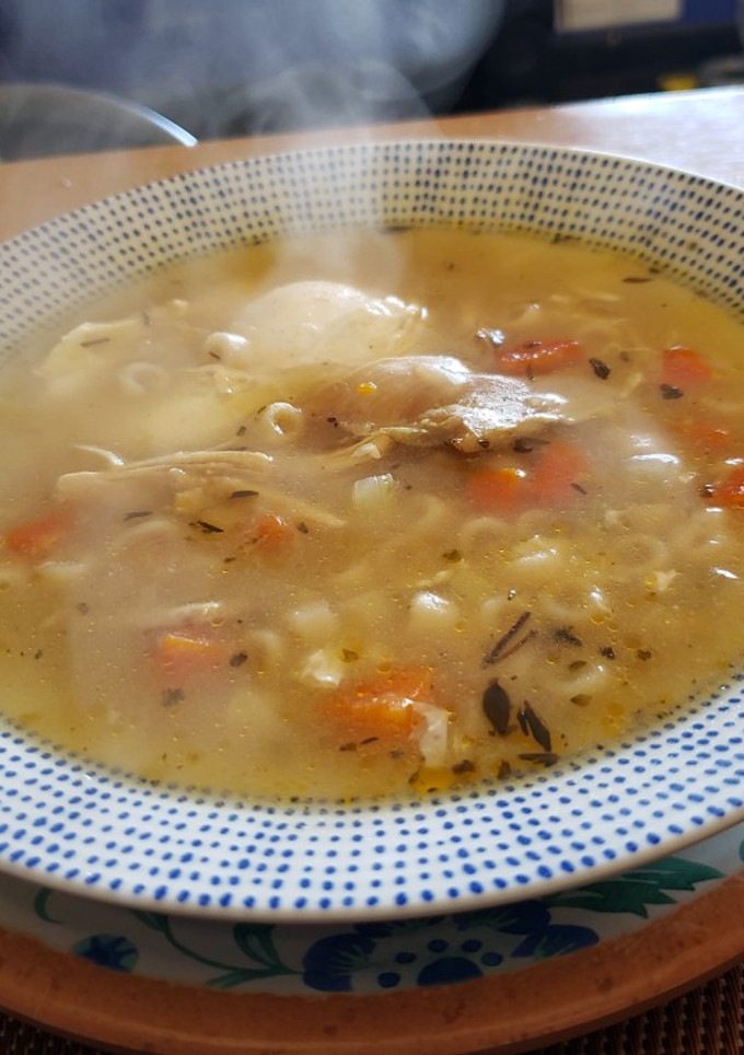 Una foto de Sopa de fideos con pollo