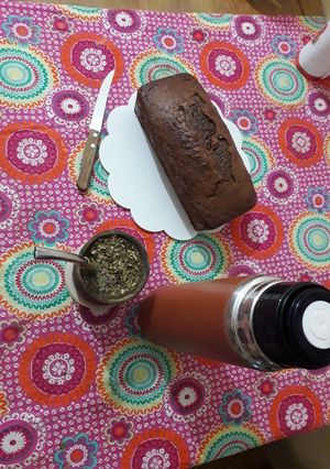 Una foto de Budín de chocolate con frutillas 🤩❤