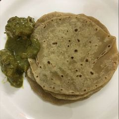 A picture of Green chicken and chappathy.