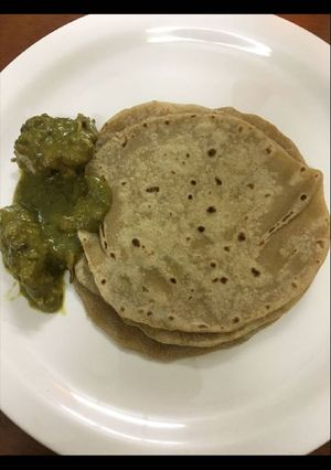 A picture of Green chicken and chappathy.