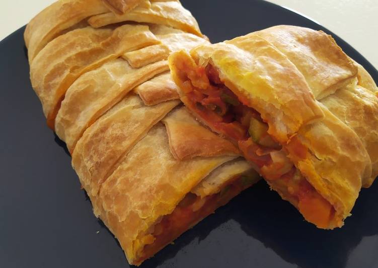 Strudel salato ripieno con caponata