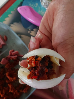 Una foto de Cebollas asadas rellenas chorizo y queso manchego