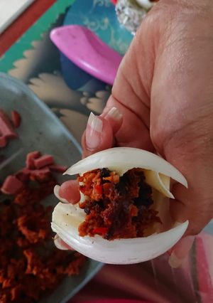 Una foto de Cebollas asadas rellenas chorizo y queso manchego